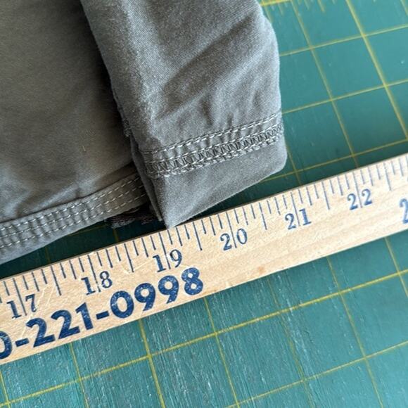 Kuhl Women’s Sz 14 Short beige Hiking Capri Cargo Pants Roll Tab Bermuda Pockets - Picture 6 of 8